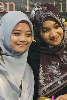 Pengajian Ning Umi Laila Terbaru. Ning Umi Laila hadir memberikan pengarahan dan membantu menguji kemampuan hafalan Santri.