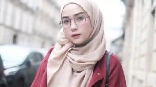 Kacamata Bulat Cocok untuk Wanita Berhijab. Tips Memilih Kacamata yang Cocok untuk Wanita Berhijab