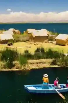 Sipjos.com - Desa Terapung di Atas Air. Desa Terapung di Atas Danau Berumur Ratusan Tahun Yang Dihuni Ribuan Orang