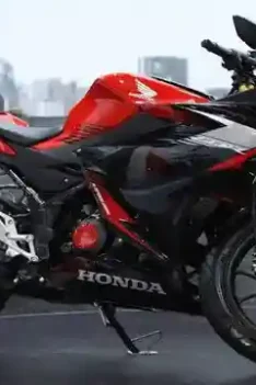 sipjos.com - Spesifikasi Honda CBR150R Terbaru: Fitur Honda CBR150R Terbaru, Mesin Honda CBR150R Varian dan Harga Honda CBR150R Terbaru