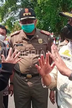 Video viral Satpol PP sita uang donasi warga Pati bikin geger! Kini pejabatnya dicopot.