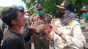 Video viral Satpol PP sita uang donasi warga Pati bikin geger! Kini pejabatnya dicopot.