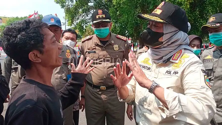 Video viral Satpol PP sita uang donasi warga Pati bikin geger! Kini pejabatnya dicopot.