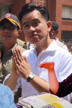 Gibran Ucapkan Terima Kasih Pada Roy Suryo dan dr Tifa Yg Sudah Ziarah ke Makam Kakek dan Nenek Saya