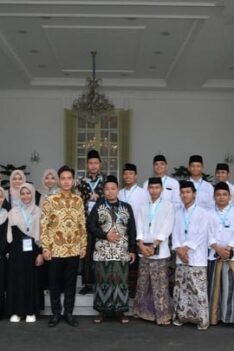 Sipjos.com - Jelang Hari Santri Nasional, Gibran Ajak Ratusan Santri Jelajah Istana dan Monas