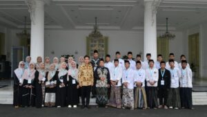 Sipjos.com - Jelang Hari Santri Nasional, Gibran Ajak Ratusan Santri Jelajah Istana dan Monas