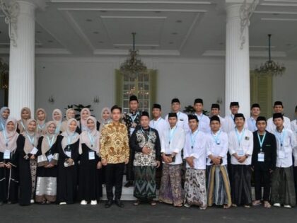 Sipjos.com - Jelang Hari Santri Nasional, Gibran Ajak Ratusan Santri Jelajah Istana dan Monas