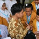 sipjos.com - Jelang Hari Santri Nasional, Gibran Ajak Santri Jelajah Istana dan Monas. Santri Diajak Wapres Gibran Masuk Istana