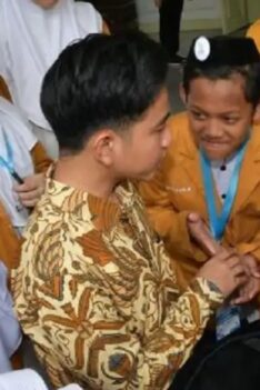 sipjos.com - Jelang Hari Santri Nasional, Gibran Ajak Santri Jelajah Istana dan Monas. Santri Diajak Wapres Gibran Masuk Istana