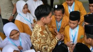 sipjos.com - Jelang Hari Santri Nasional, Gibran Ajak Santri Jelajah Istana dan Monas. Santri Diajak Wapres Gibran Masuk Istana