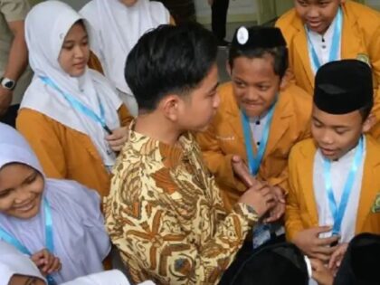 sipjos.com - Jelang Hari Santri Nasional, Gibran Ajak Santri Jelajah Istana dan Monas. Santri Diajak Wapres Gibran Masuk Istana