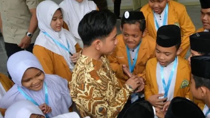 sipjos.com - Jelang Hari Santri Nasional, Gibran Ajak Santri Jelajah Istana dan Monas. Santri Diajak Wapres Gibran Masuk Istana