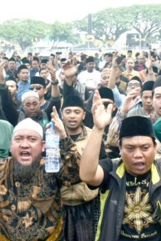 SIPJOS.COM - Alumni Lirboyo di Malang, Gelar Aksi Demo Tuntut Ijin Trans7 Di Cabut. Alumni Lirboyo Siap 'Gebuk' Trans7 di Jakarta