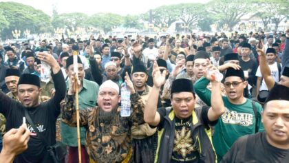 SIPJOS.COM - Alumni Lirboyo di Malang, Gelar Aksi Demo Tuntut Ijin Trans7 Di Cabut. Alumni Lirboyo Siap 'Gebuk' Trans7 di Jakarta