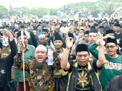SIPJOS.COM - Alumni Lirboyo di Malang, Gelar Aksi Demo Tuntut Ijin Trans7 Di Cabut. Alumni Lirboyo Siap 'Gebuk' Trans7 di Jakarta