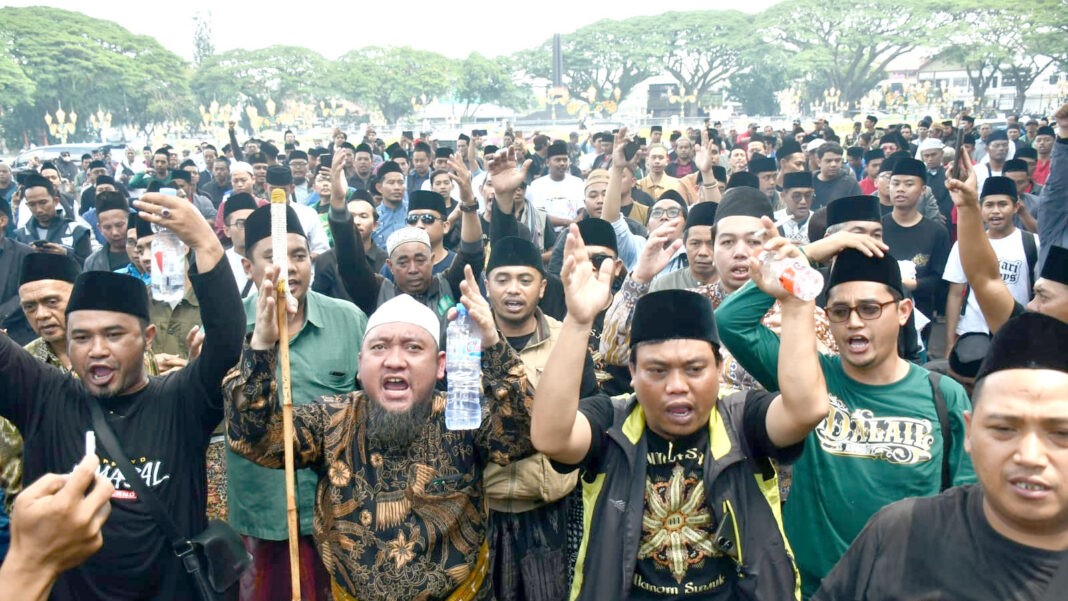 SIPJOS.COM - Alumni Lirboyo di Malang, Gelar Aksi Demo Tuntut Ijin Trans7 Di Cabut. Alumni Lirboyo Siap 'Gebuk' Trans7 di Jakarta