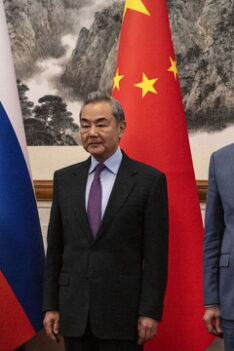 China dilaporkan siap beri dukungan keuangan hingga komponen rudal ke Iran di tengah konflik dengan AS. Simak di sipjos.com!