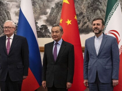 China dilaporkan siap beri dukungan keuangan hingga komponen rudal ke Iran di tengah konflik dengan AS. Simak di sipjos.com!