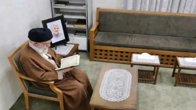 Foto Terakhir Ali Khamenei Ngaji Sebelum Wafat, Diambil 23 Menit Sebelum Serangan AS. Ali Khamenei Ngaji