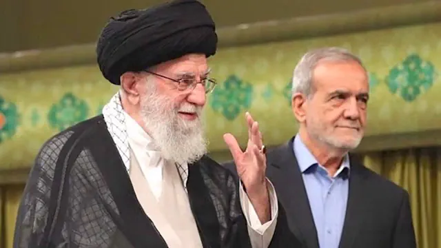 Mengapa Ayatollah Ali Khamenei Sering Gunakan Tangan Kiri? Ini Alasan Mengapa Ayatollah Khamenei Selalu Pakai Tangan Kiri