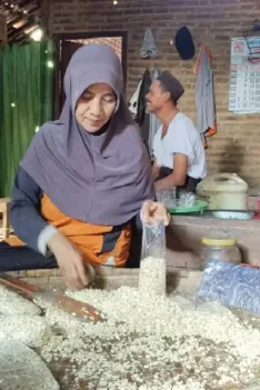 Perajin Tempe Pati Akhirnya Berangkat Haji Setelah 14 Tahun Menanti - Perajin Tempe Asal Pati Wujudkan Mimpi Naik Haji