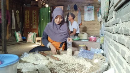 Perajin Tempe Pati Akhirnya Berangkat Haji Setelah 14 Tahun Menanti - Perajin Tempe Asal Pati Wujudkan Mimpi Naik Haji