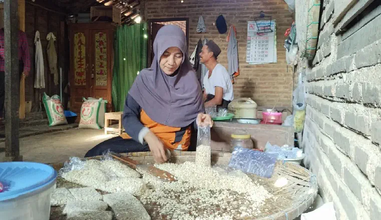 Perajin Tempe Pati Akhirnya Berangkat Haji Setelah 14 Tahun Menanti - Perajin Tempe Asal Pati Wujudkan Mimpi Naik Haji