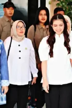 Istri Wapres Gibran Selvi Ananda Ziarah ke Makam RA Kartini di Rembang. Selvi Ananda Istri Wapres Gibran Peringati Hari Kartini