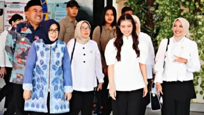 Istri Wapres Gibran Selvi Ananda Ziarah ke Makam RA Kartini di Rembang. Selvi Ananda Istri Wapres Gibran Peringati Hari Kartini