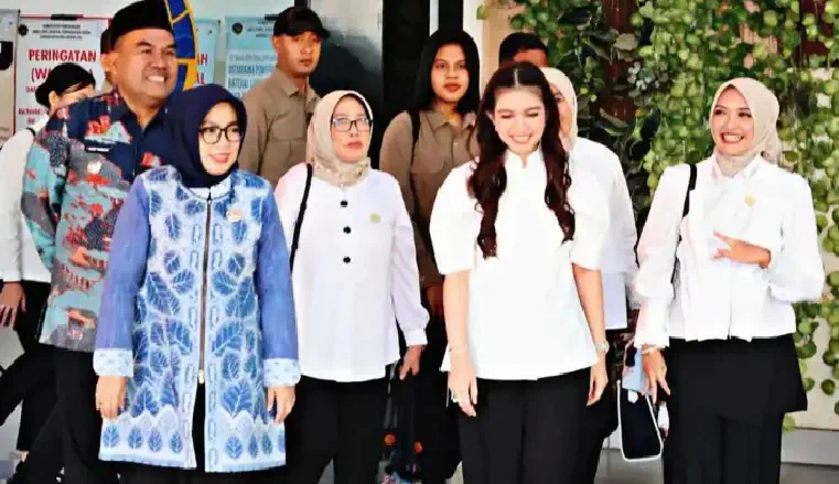 Istri Wapres Gibran Selvi Ananda Ziarah ke Makam RA Kartini di Rembang. Selvi Ananda Istri Wapres Gibran Peringati Hari Kartini