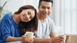 Orang yang Diam-Diam Mencintaimu Seringkali Menunjukkan 8 Perilaku Halus Ini Menurut Psikologi