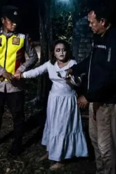 Kuntilanak Palsu Ditangkap, Kini Diserahkan ke Dinas Sosial. Kuntilanak Jadi-Jadian Diciduk Polisi di Tuban